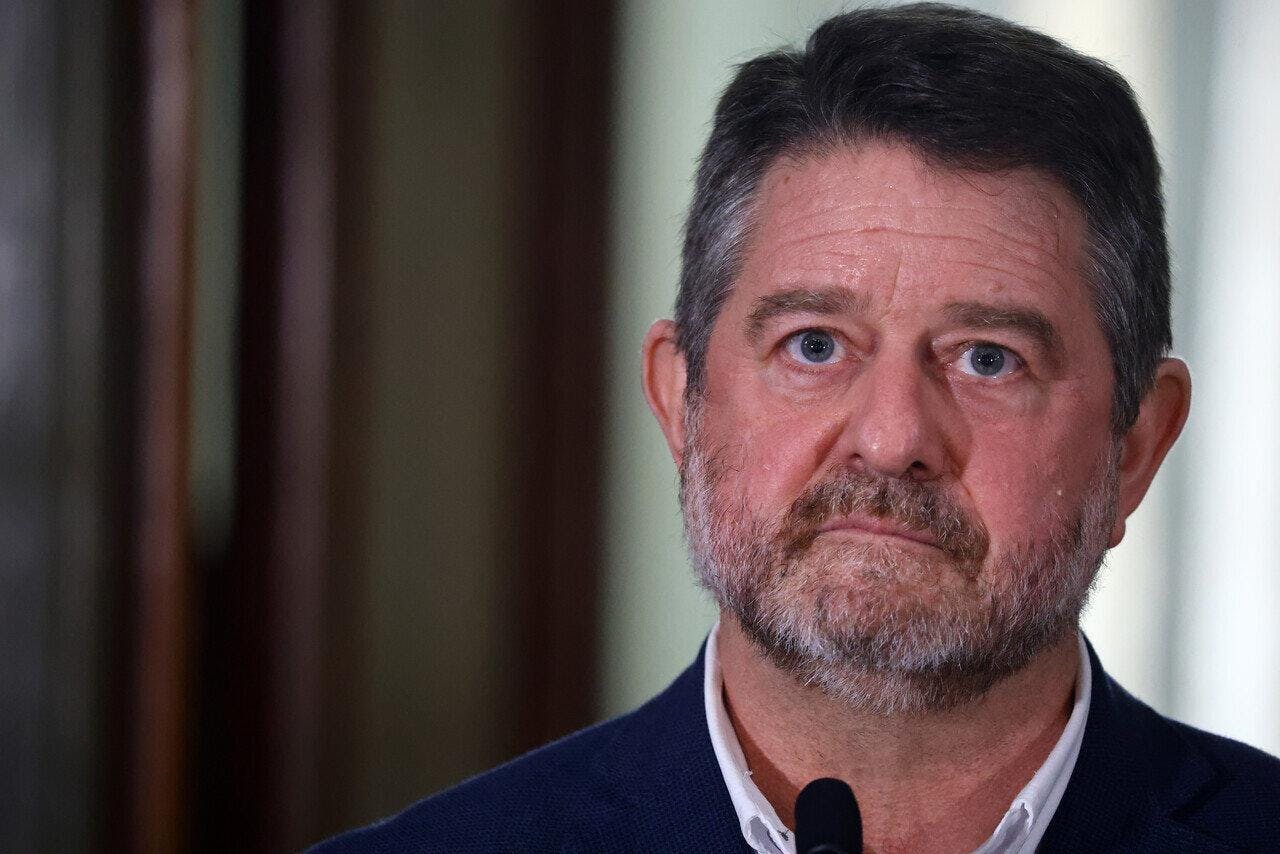 Claudio Orrego se enfrenta a la posible destitución: Cores de oposición acuden al Tricel por supuesto financiamiento irregular