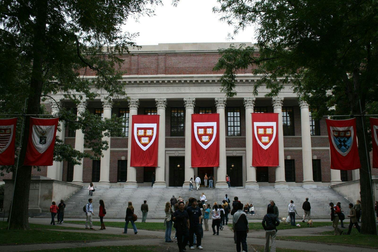 Harvard acepta las condiciones de Donald Trump y cerrará las oficinas de diversidad para seguir recibiendo fondos