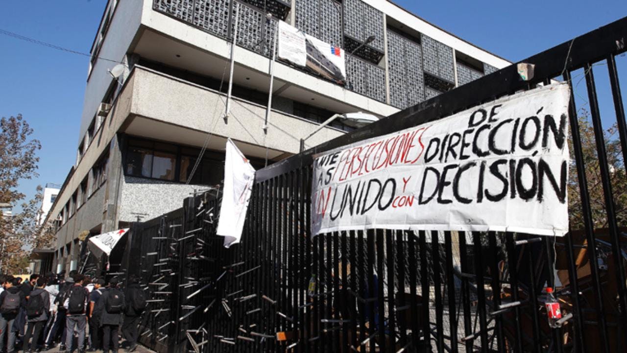 Un tercio de las clases en el Instituto Nacional fueron interrumpidas por paros o violencia en el primer semestre