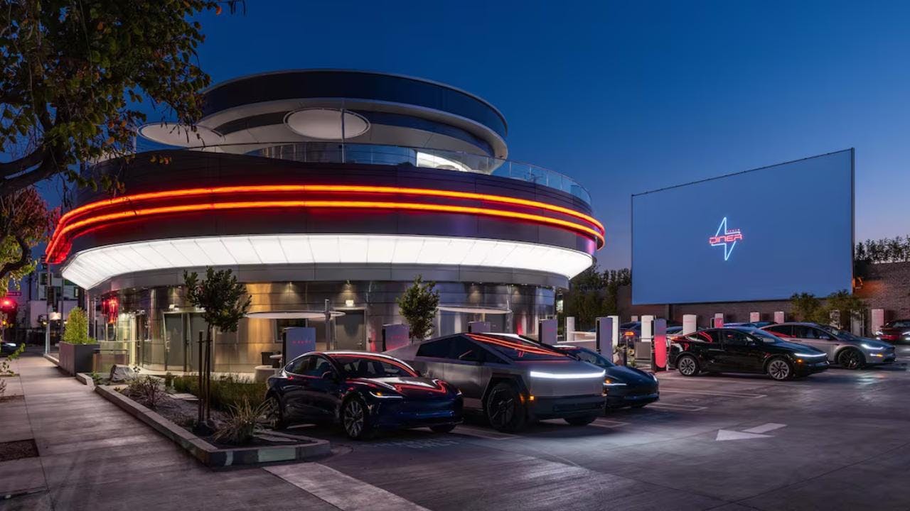Tesla inaugura estación de carga futurista con autocine y comida al auto