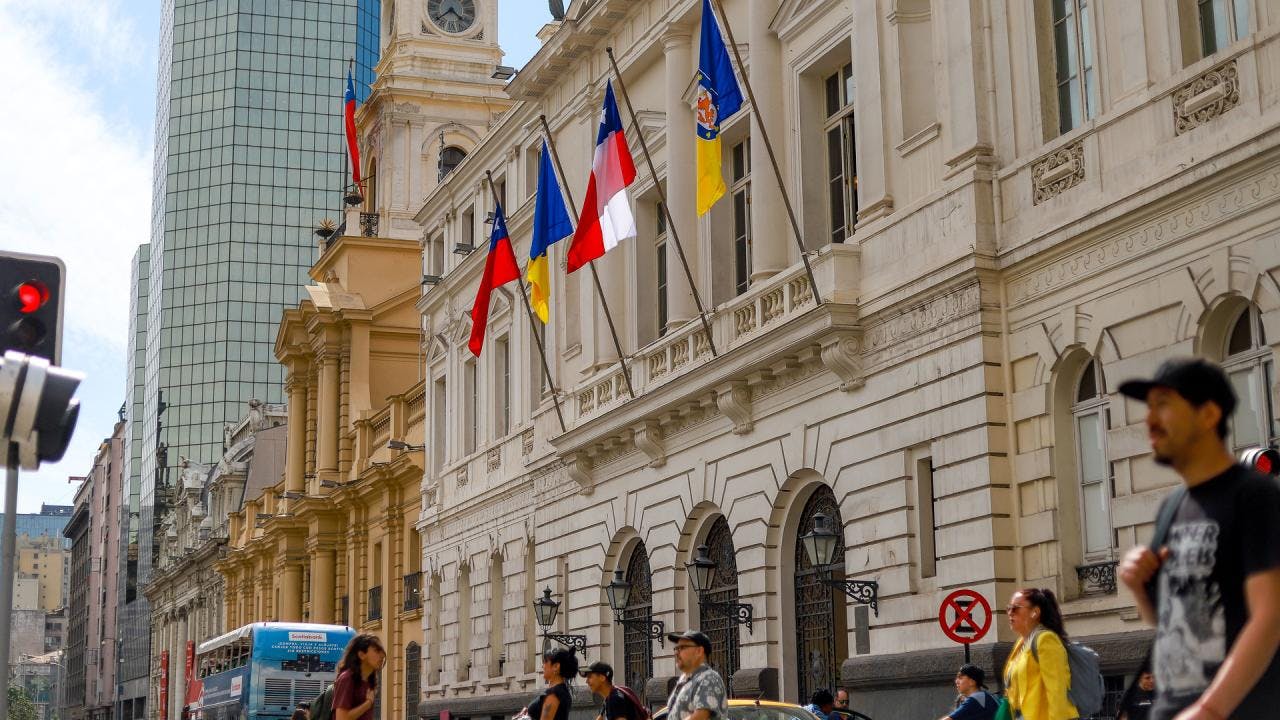 Contraloría encuentra una serie de irregularidades en el pago y control de horas extras en la Municipalidad de Santiago
