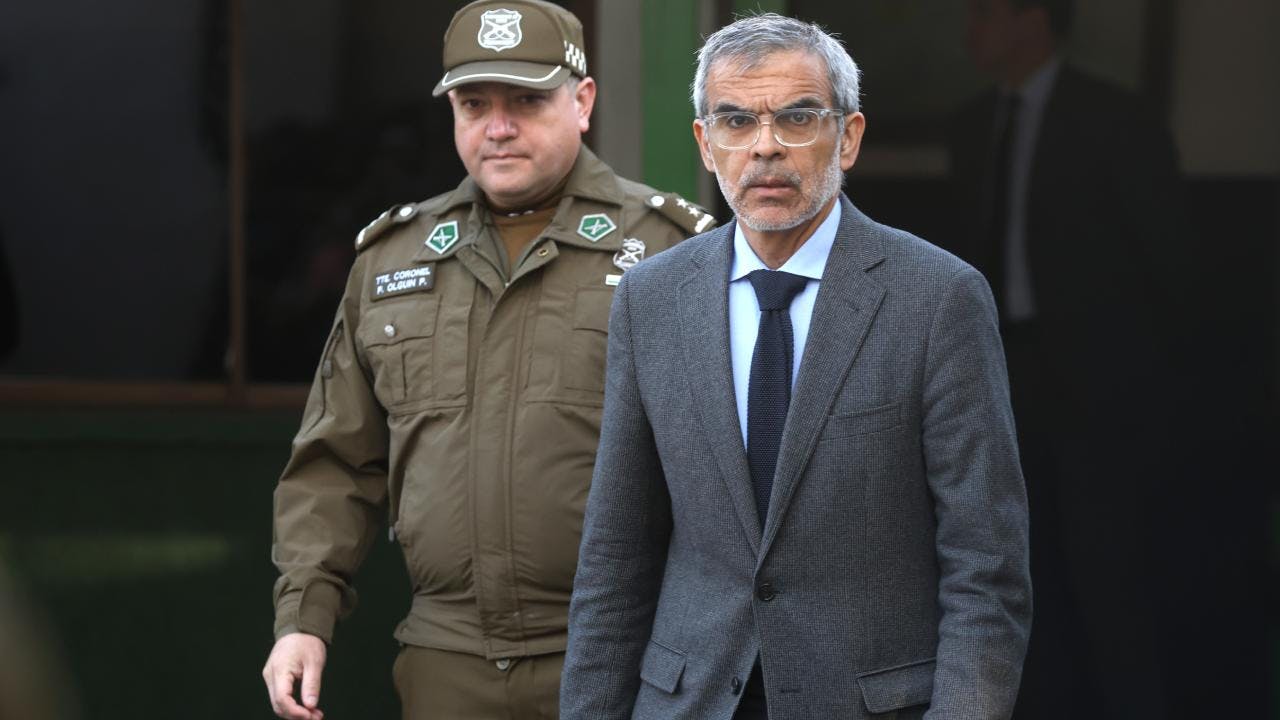 Ministro Cordero tilda de “delincuencia” la violencia en colegios emblemáticos