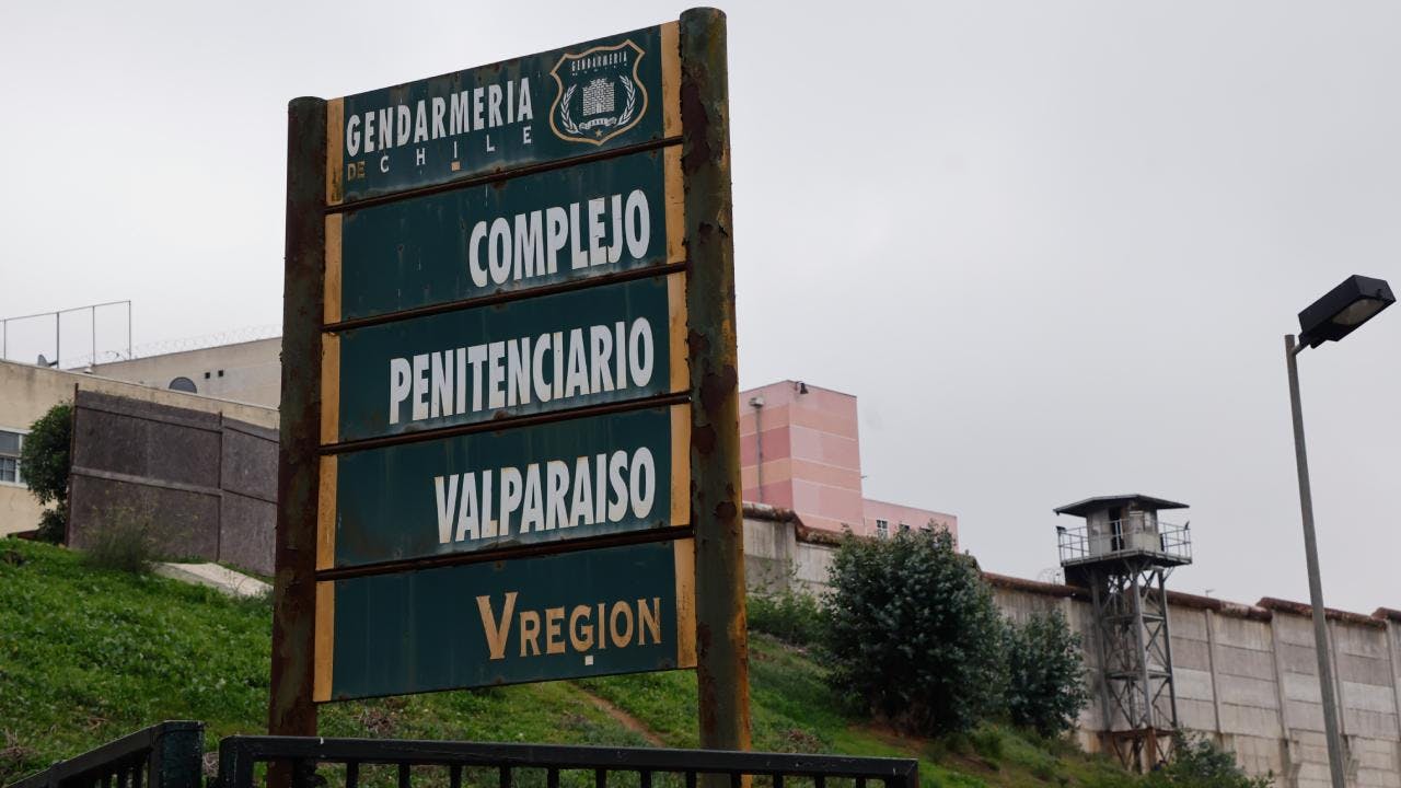 Frente a fuga de reos, Gendarmería traslada a 140 detenidos desde la cárcel de Valparaíso