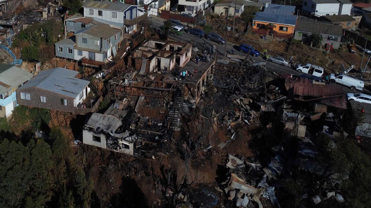 Tras un año y medio de los incendios forestales en Valparaíso faltan más de 2.600 viviendas por reconstruir