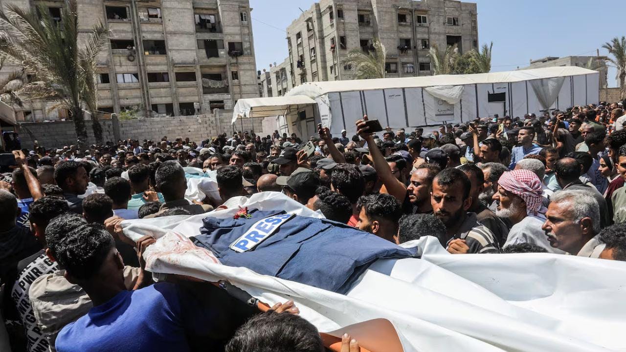 Acusan a Israel de bombardear el hospital Nasser mientras bomberos retiraban cuerpos