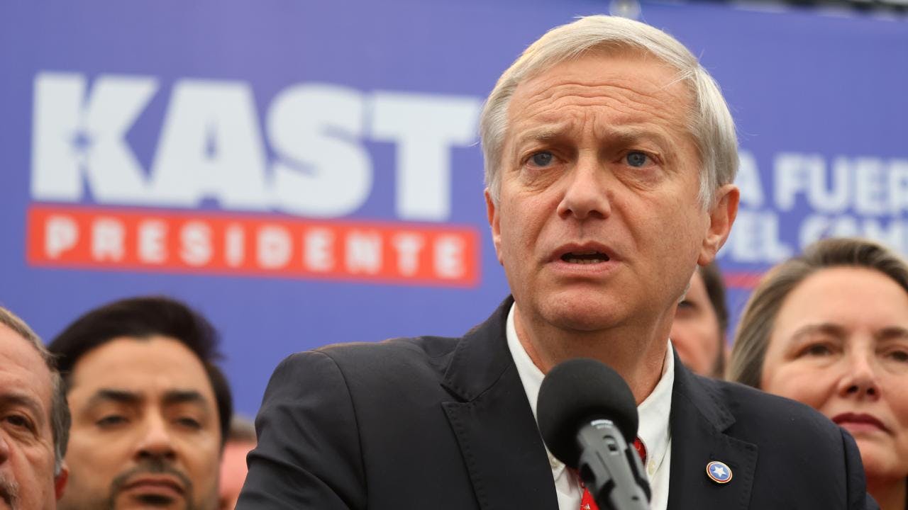 Kast evita referirse a polémicas por trolls en redes sociales y apunta contra Francisco Vidal: “Es el bot número 1 de Chile”