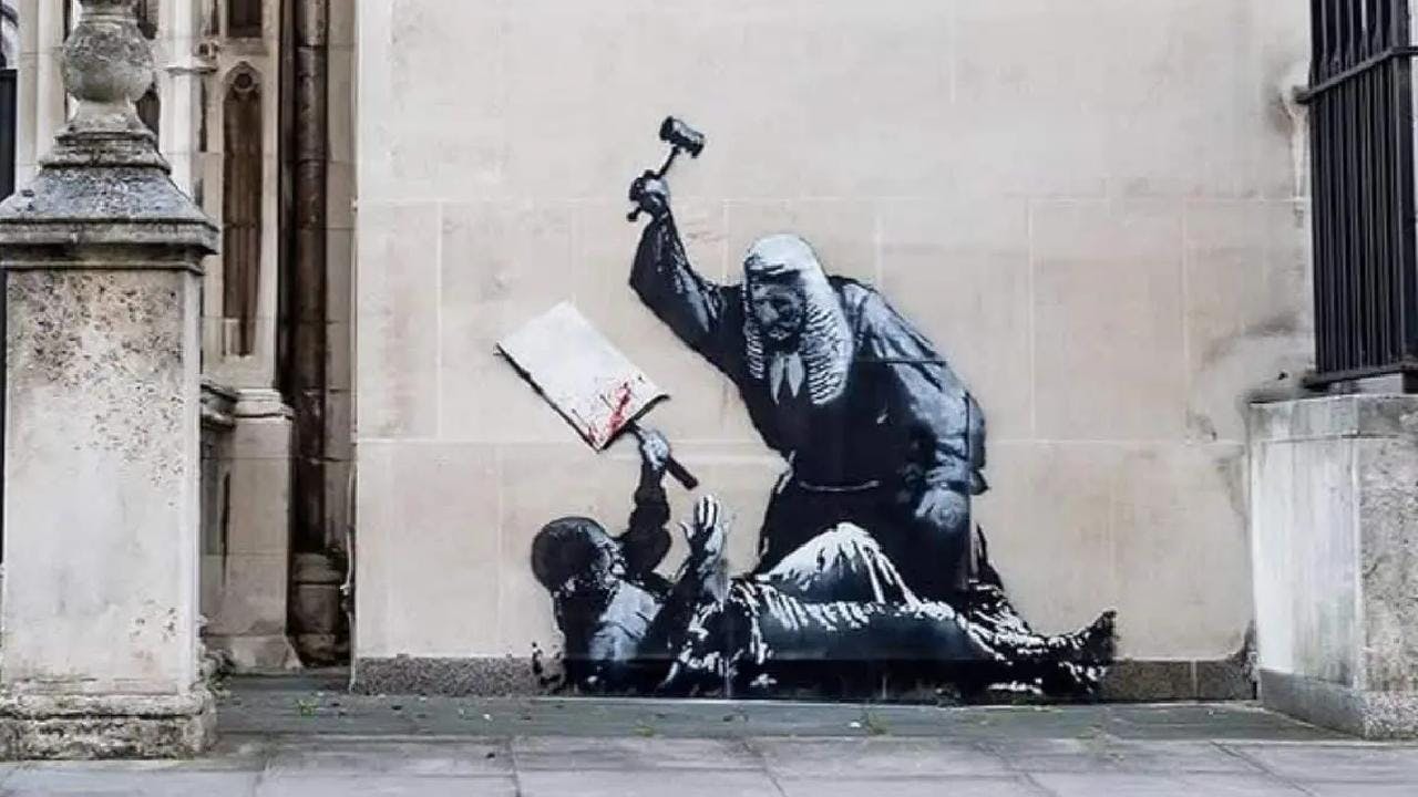 Un juez golpeando a un manifestante: La nueva obra que Banksy pintó a las afueras de los Tribunales Reales de Justicia