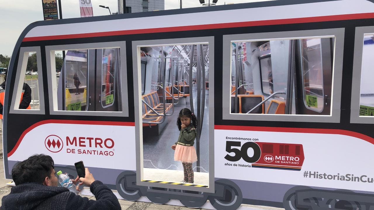 “Padre del Metro de Santiago”: Un homenaje a Juan Parrochia, urbanista detrás del principal medio de transporte de la capital