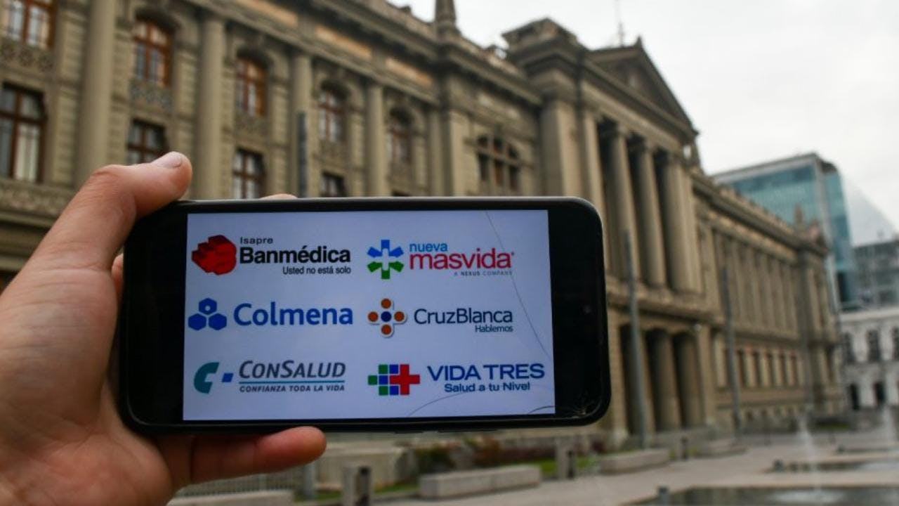 Dispar escenario para isapres: Más de la mitad anotaron ganancias, pero en total reportan pérdidas de $7.000 millones