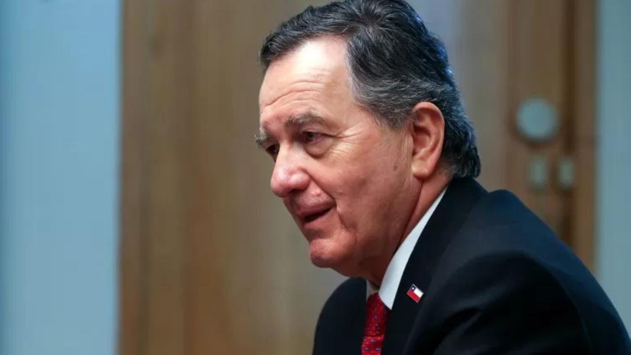 Roberto Ampuero: “Presentar a Bachelet al cargo de Secretaria General y al mismo tiempo criticar a Trump, no fue prudente, debió ser más cuidadoso”