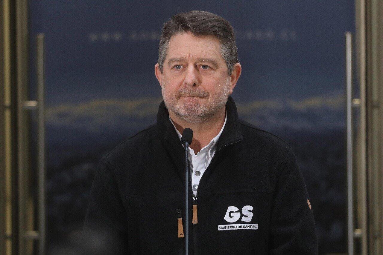 Incautan aparatos tecnológicos desde el domicilio del gobernador Claudio Orrego