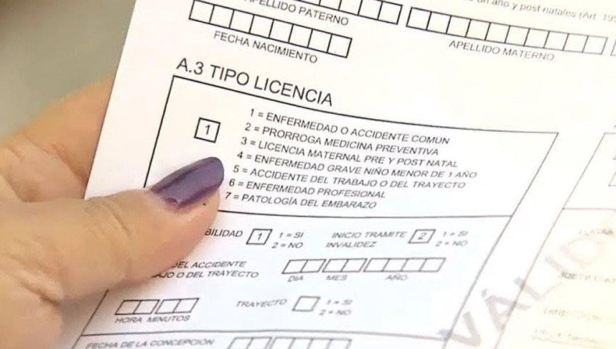Cadem: 92% de los chilenos opina que funcionarios públicos que viajaron con licencia deberían devolver la plata