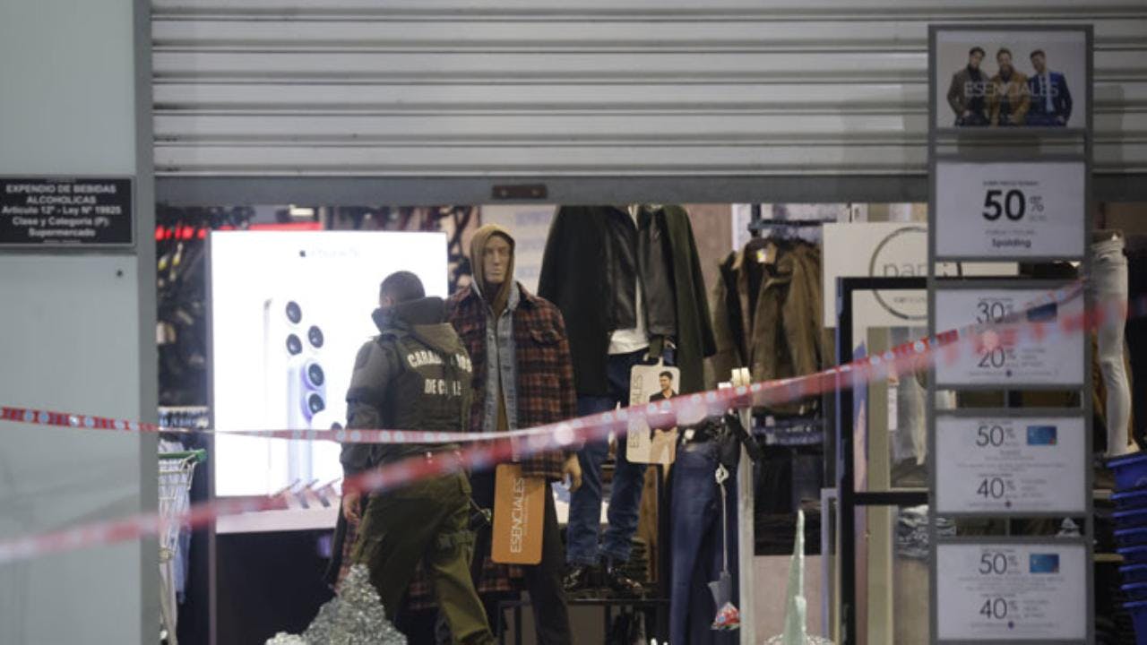 Violento robo a tienda en Valparaíso termina con vehículos incendiados y tres detenidos