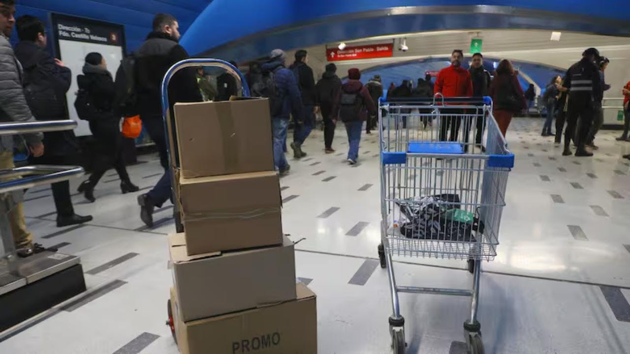 Prohibir el ingreso de carros de carga: La medida de Metro para combatir el comercio ambulante
