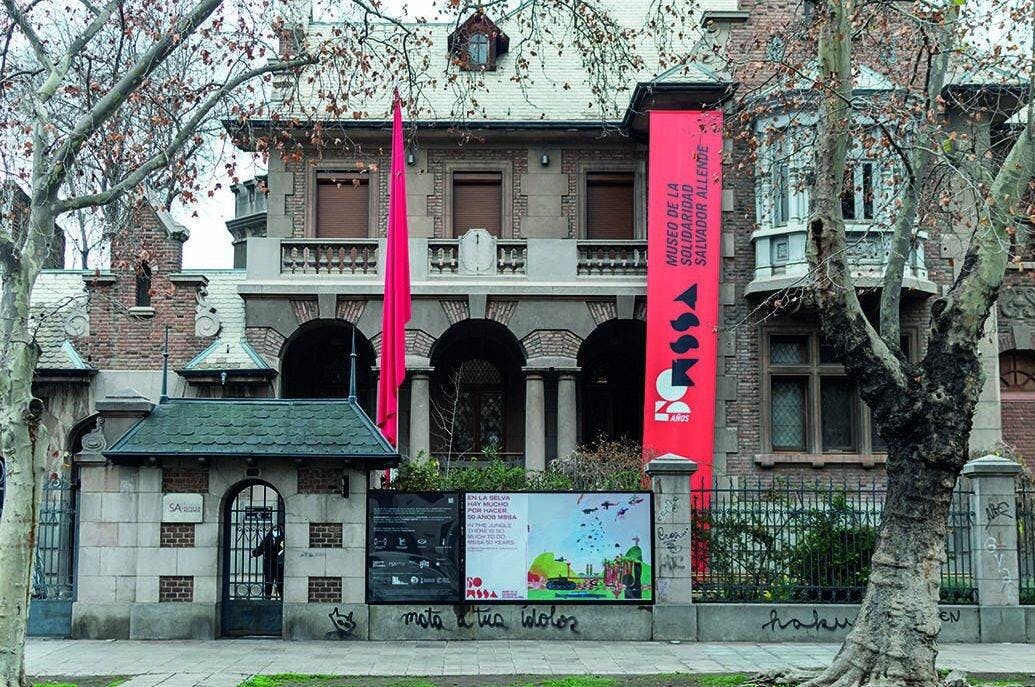 Cuadros en forma de pago que no llegaron al Estado y querellas: La trama que complica a la Fundación Salvador Allende