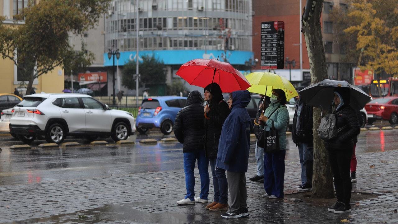 Sistema frontal en Santiago: Vientos de hasta 80 km/h podrían llegar la madrugada de este jueves