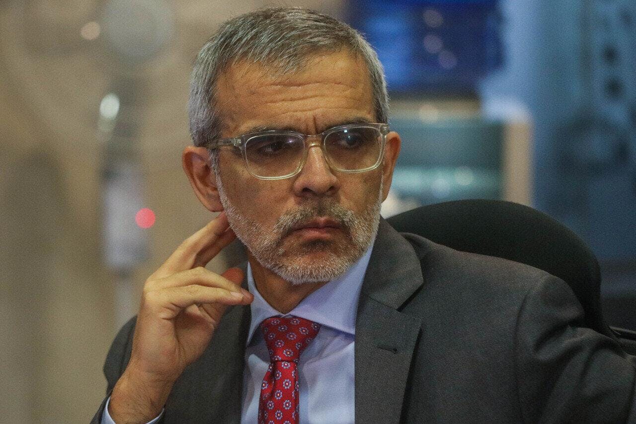 “Soy muy pragmático”: Ministro Cordero le quita el piso a la opción de poner detectores de metales en colegios