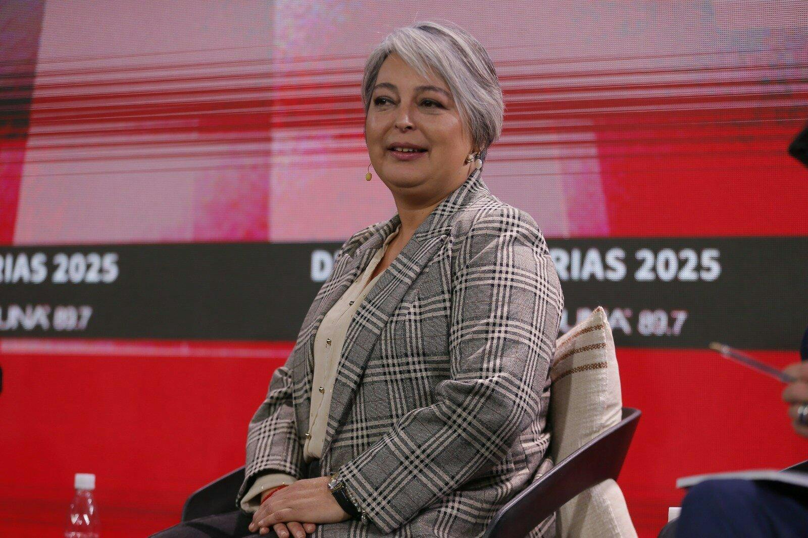 Con dardos a la derecha, apuntando a los fantasmas “anticomunistas” y defendiendo la alianza del Brics: Jeannette Jara presenta sus compromisos de gobierno