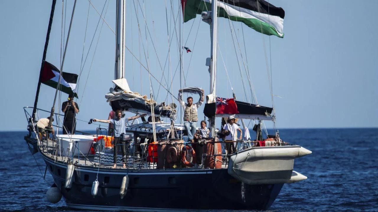 Greta Thunberg y Liam Cunningham se embarcan rumbo a Gaza con ayuda humanitaria