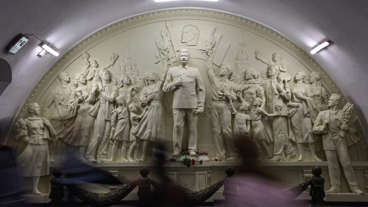 Un estatua de Stalin volvió al Metro de Moscú