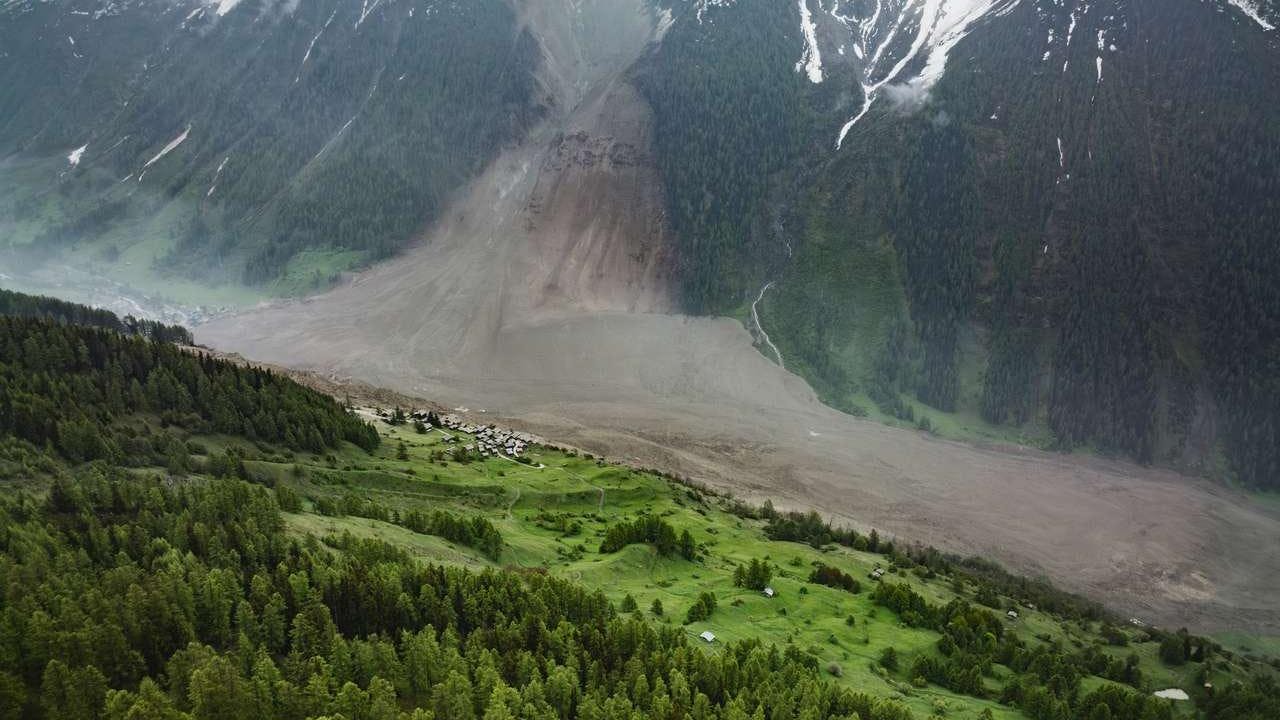 Colapsa glaciar en Suiza y sepulta al pueblo de Blatten: Hay una persona desaparecida