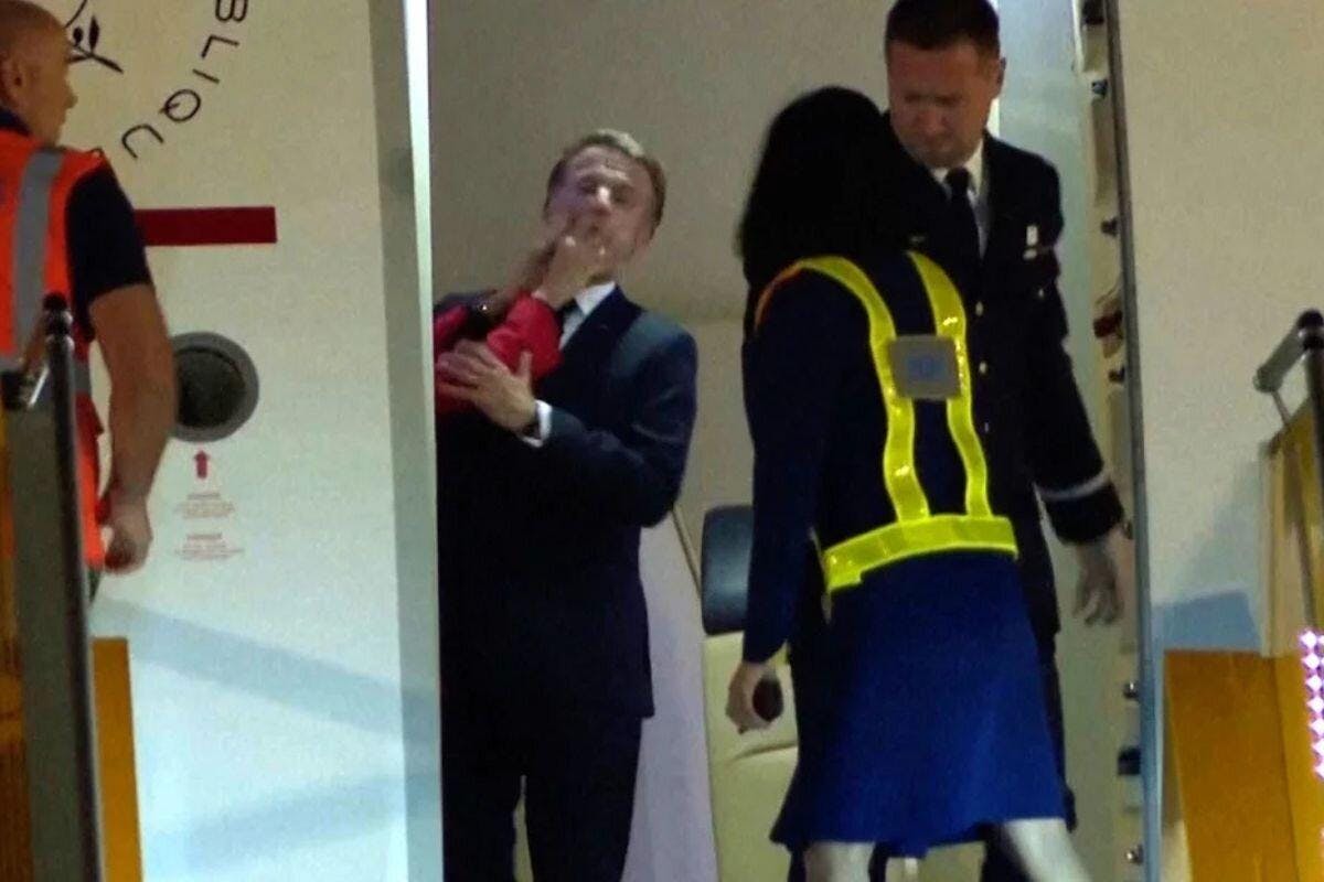 “Estábamos bromeando”: Macron cerró la polémica tras video en que se ve agresión de su señora