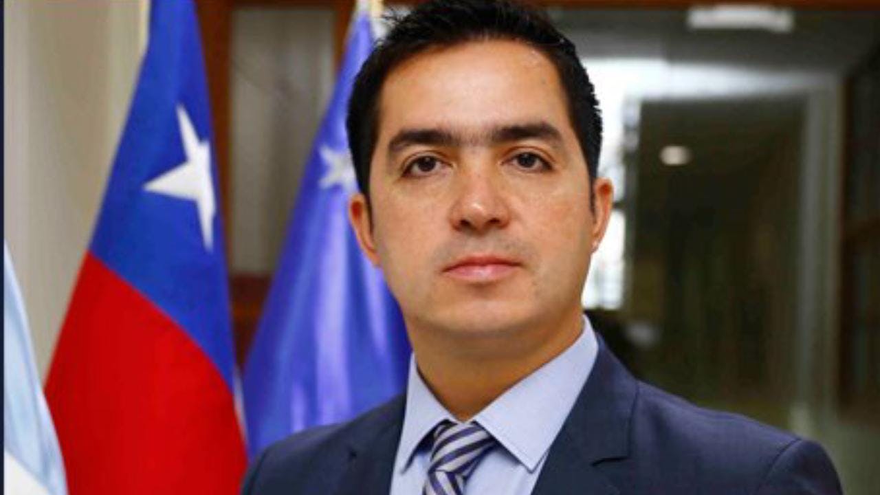 Jefe nacional de Cibercrimen de la PDI renunció tras viralización de video dando golpes en el glúteo a su asistente