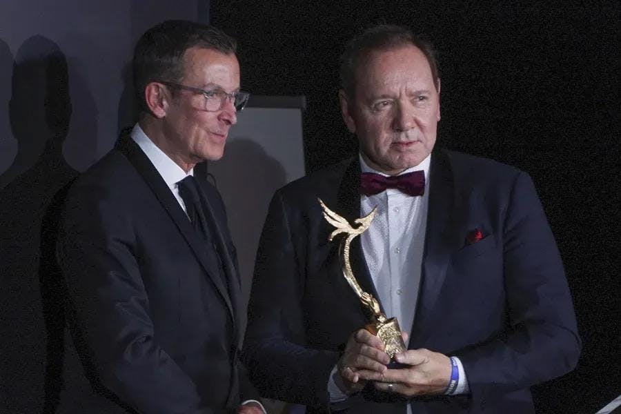 Citando a Elton Jhon: Kevin Spacey reaparece y asegura que “siguo de pie”