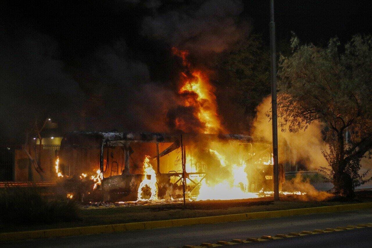 Con bomba molotov atacan micro en Cerro Navia