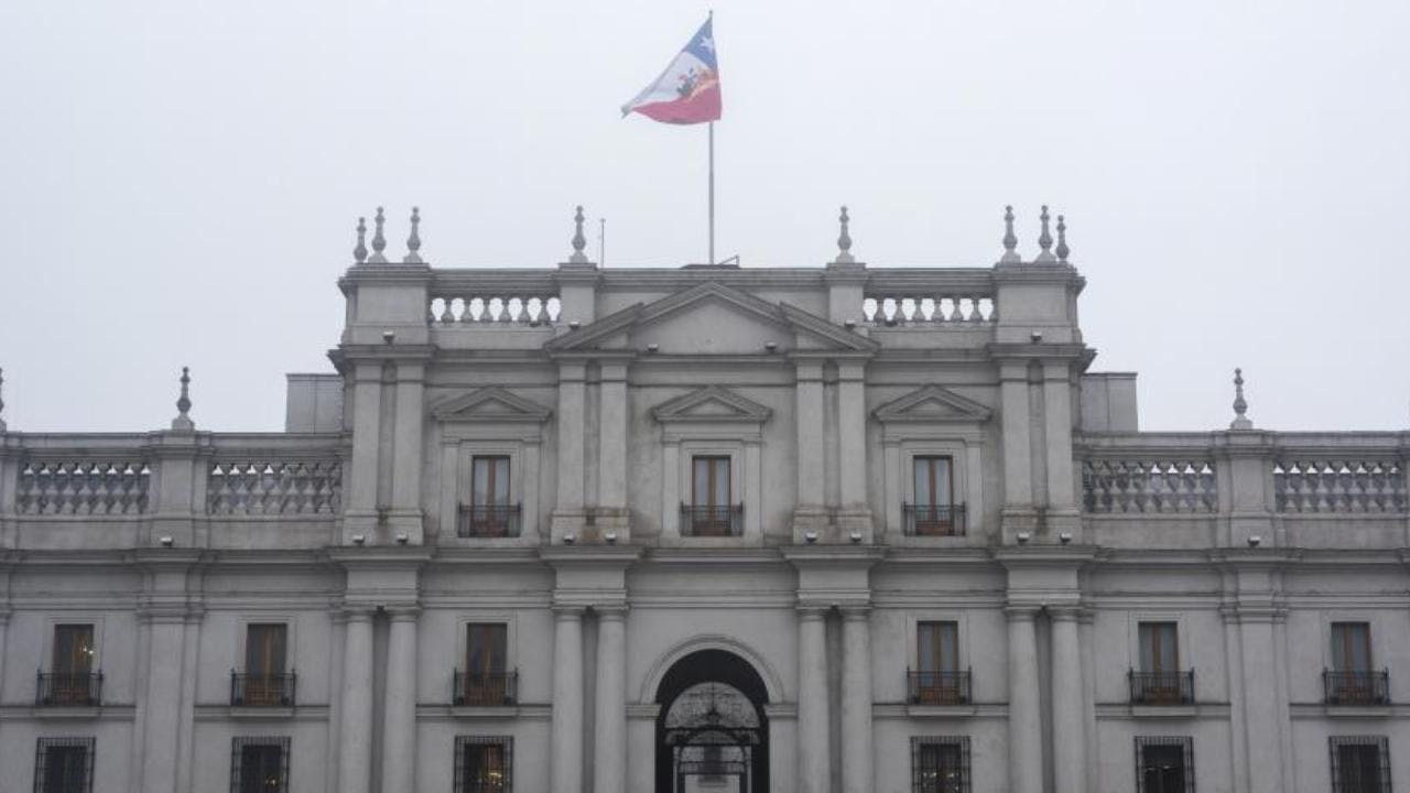 Funcionarios públicos superan los $11 millones anuales en horas extra: abogado del Minsal lidera pagos