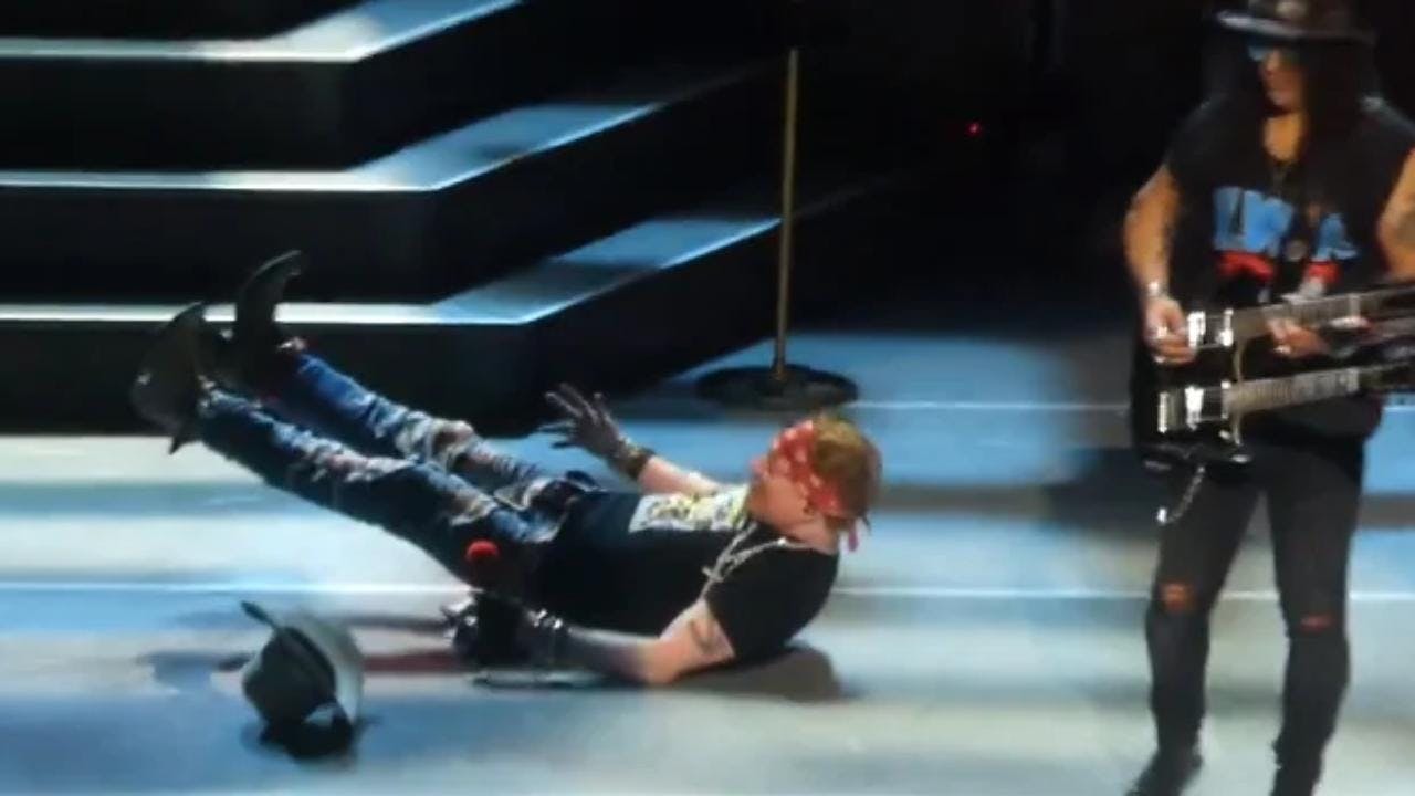 Las caídas más épicas de Axl Rose en un video que subió Guns’ and Roses