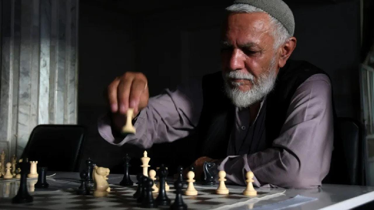 Talibanes prohíben jugar ajedrez por “prevención del vicio”