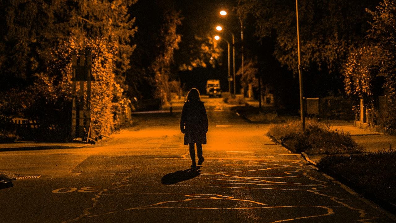Informe de Claves Ipsos: El 81% de los chilenos se siente inseguro al caminar de noche