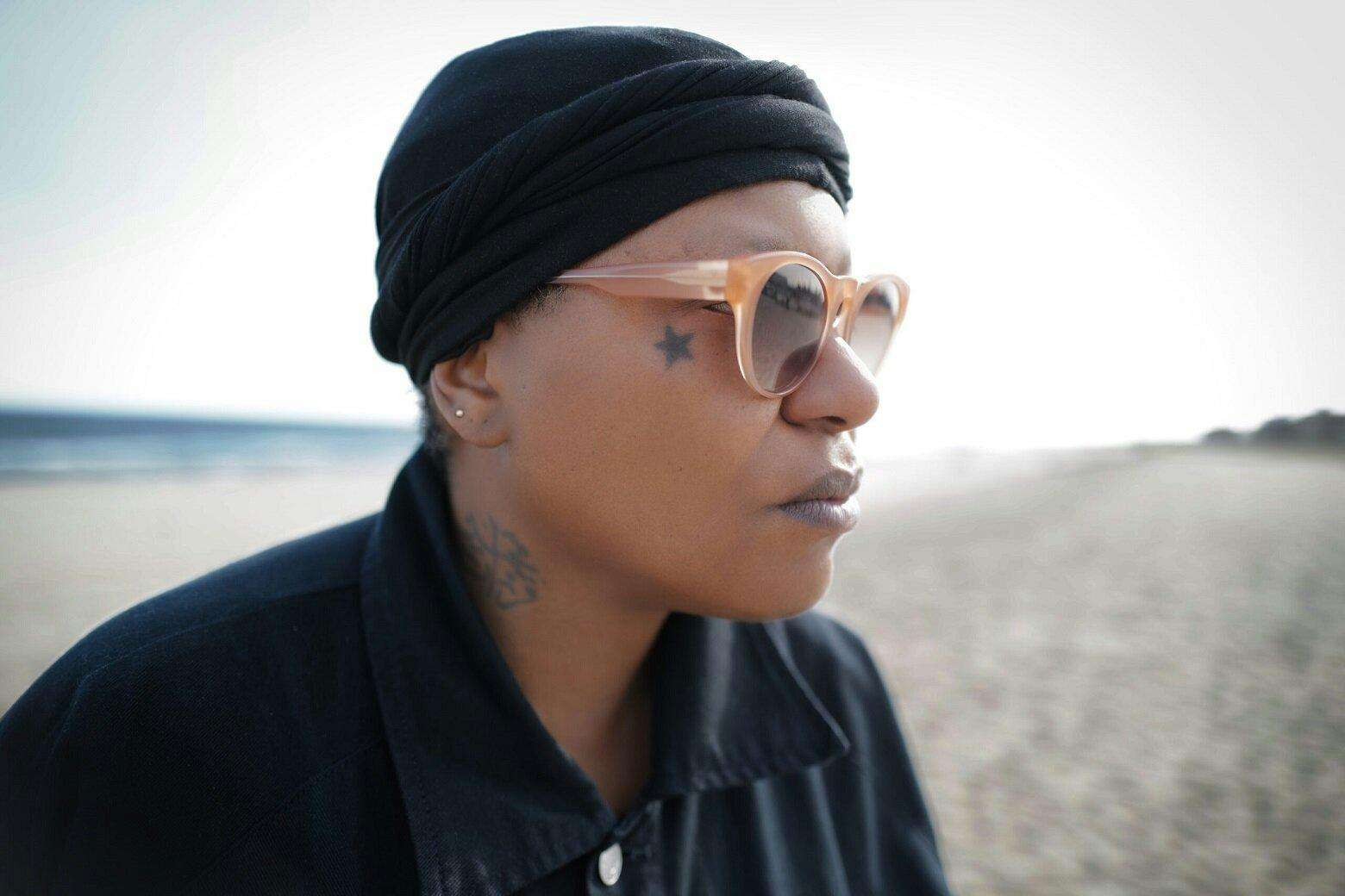 Meshell Ndegeocello en un concierto en homenaje a James Baldwin