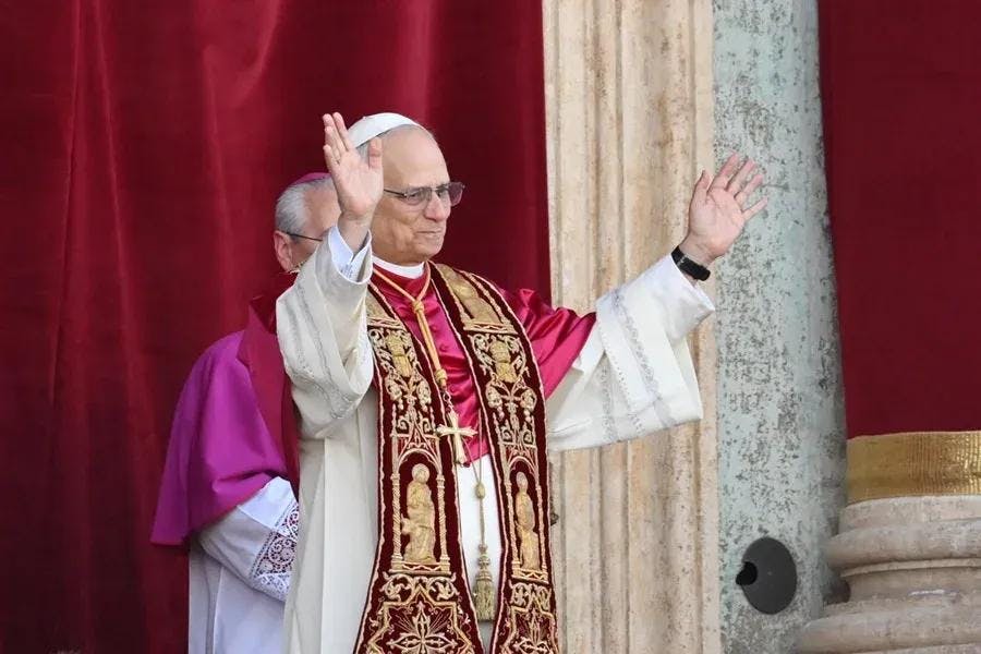 “Queremos una iglesia que camina”: Las primeras palabras de León XIV como nuevo Papa con un fuerte homenaje a Francisco