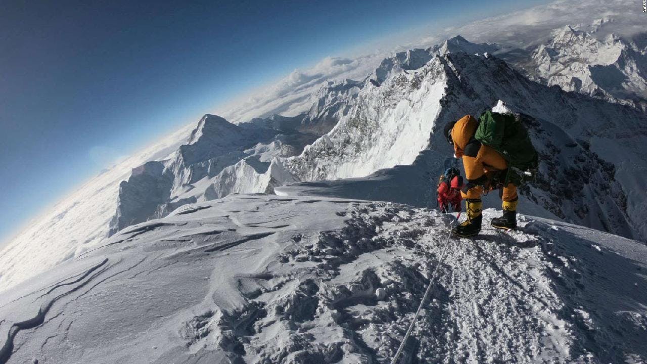 Nepal propone nueva ley para frenar el turismo masivo en el Everest: exigirá experiencia previa, tasa ambiental y guía obligatorio