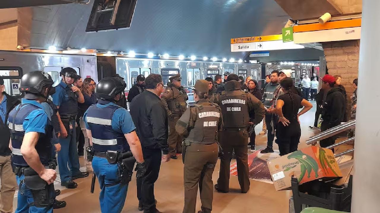 Caos en el Metro: ambulantes causan destrozos en estación La Cisterna tras fiscalización