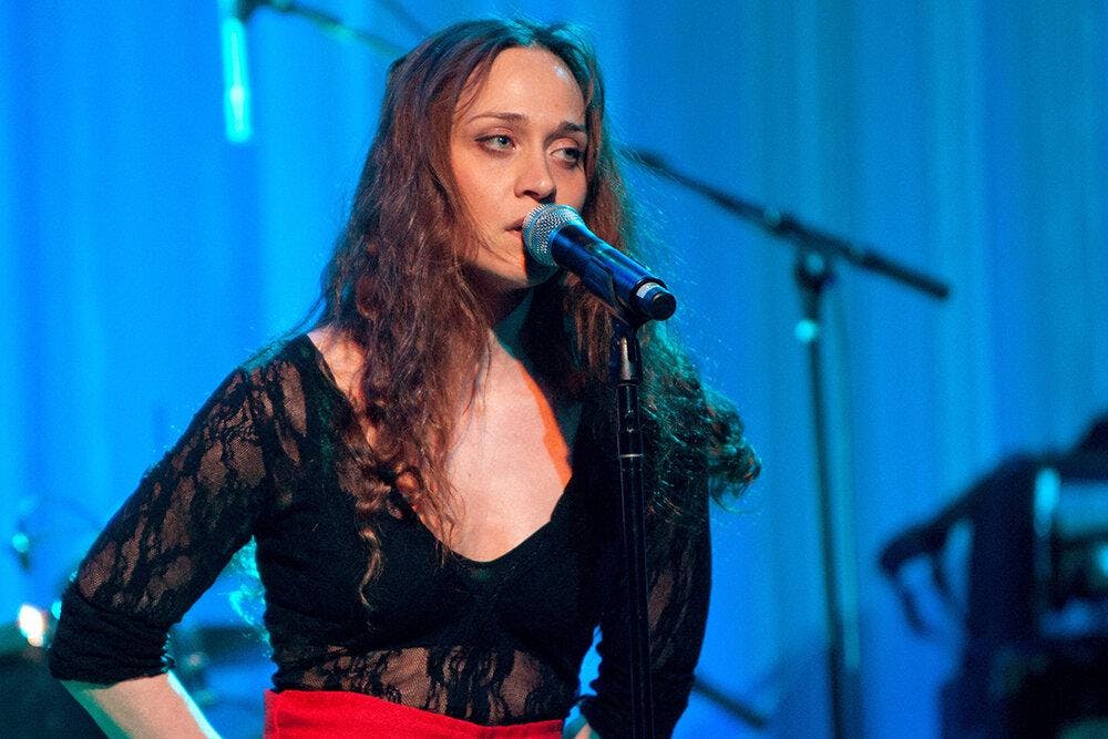 La primera canción de Fiona Apple en 5 años es una protesta a favor de las madres en prisión preventiva