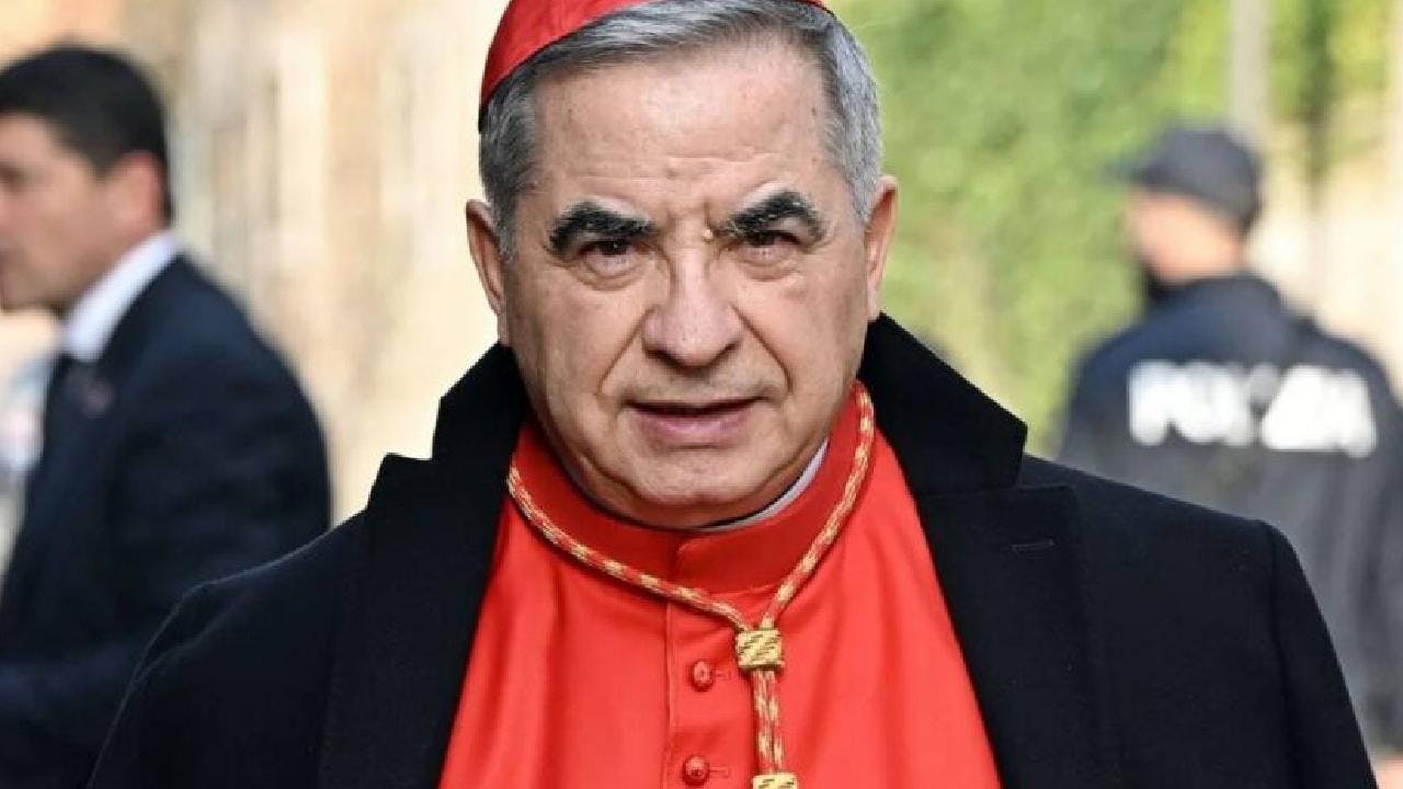 El cardenal Becciu renuncia a participar en el cónclave por “el bien de la Iglesia”
