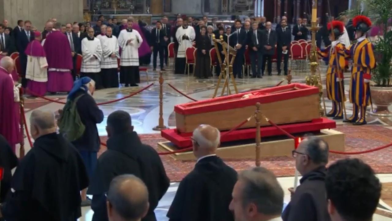 Geneviève Jeanningros: la historia de la monja amiga del Papa Francisco que rompió el protocolo para despedir al Sumo Pontíficie