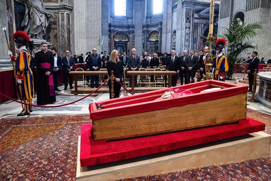 “La hospitalización habría sido inútil”: Médico del papa relató los últimos instantes en vida del sumo pontífice
