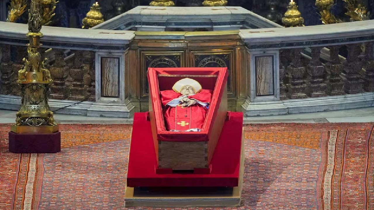 Fotos: Todo lo que está sucediendo en el Vaticano en el segundo día tras la muerte del Papa Francisco