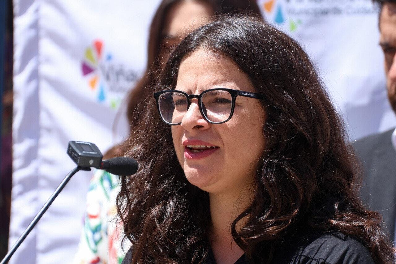 Ministra Orellana: “la principal razón de la baja natalidad tiene relación con la tensión entre la maternidad y las responsabilidades laborales y que no se apoya a las mujeres. Eso no tiene que v