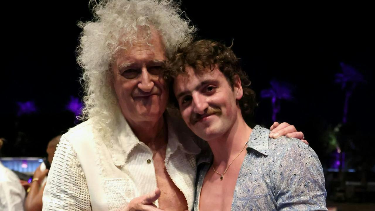 Benson Boone subió a un Brian May de cartón después de la tibia recepción del público cuando tocó con él en Coachella