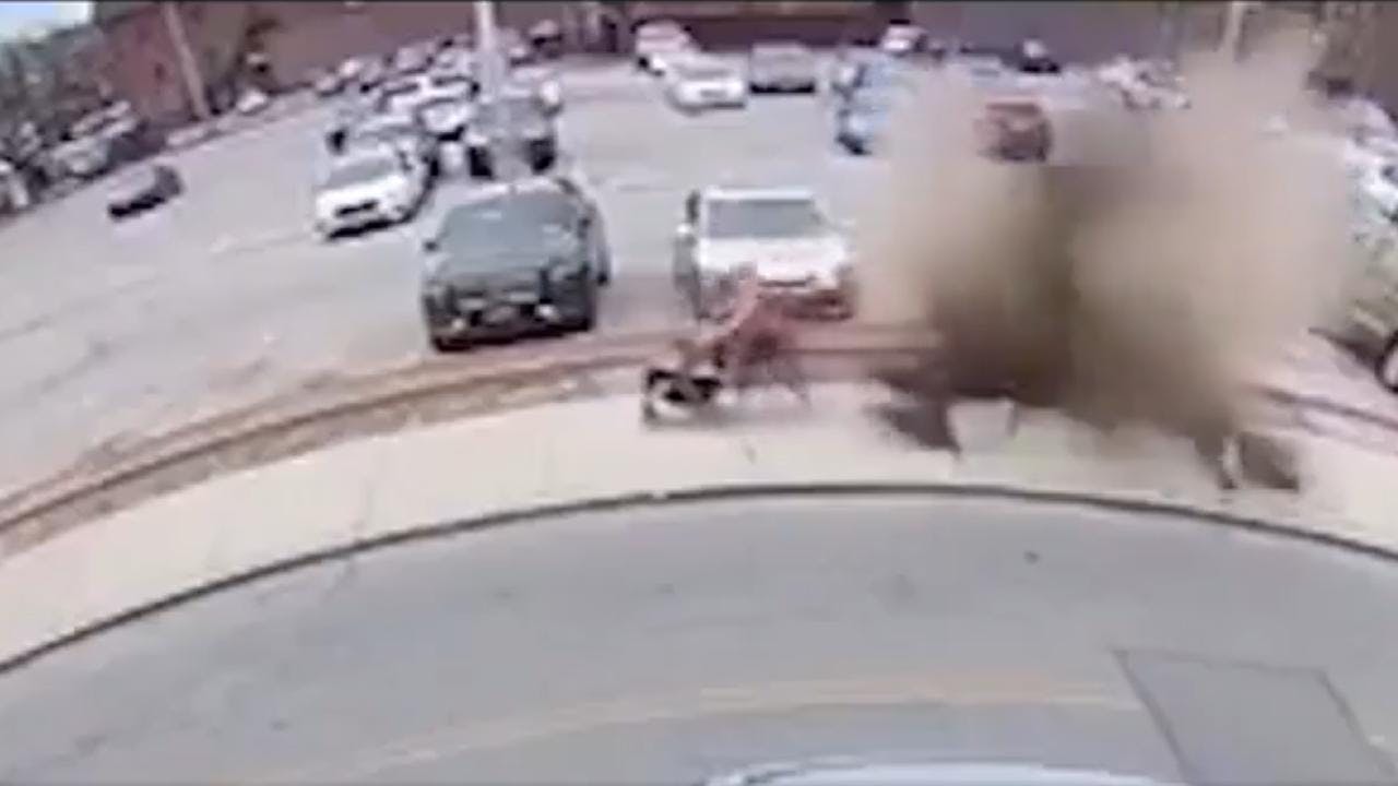 Mujer junto a sus nietos se salvan por centímetros de explosión en Nueva York