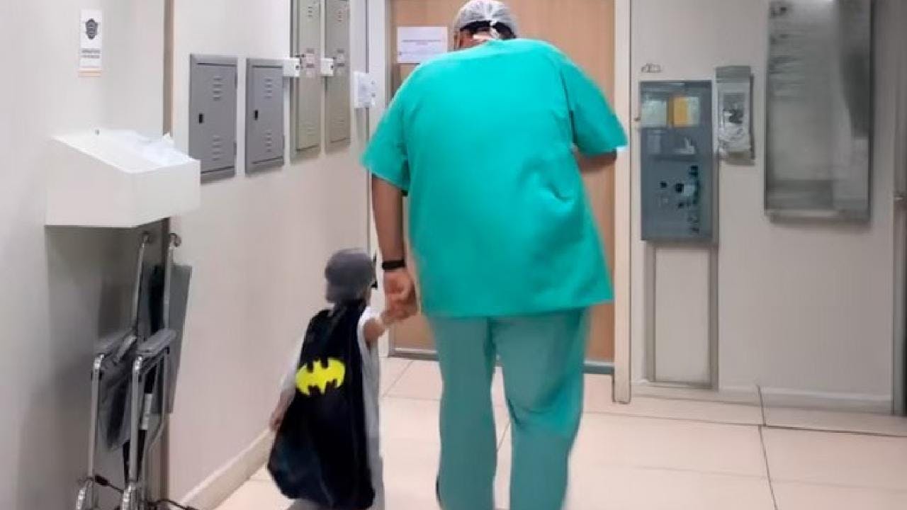 Leandro Guimares, el pediatra brasileño que disfraza a sus pacientes antes de sus cirugías y ganó premio internacional