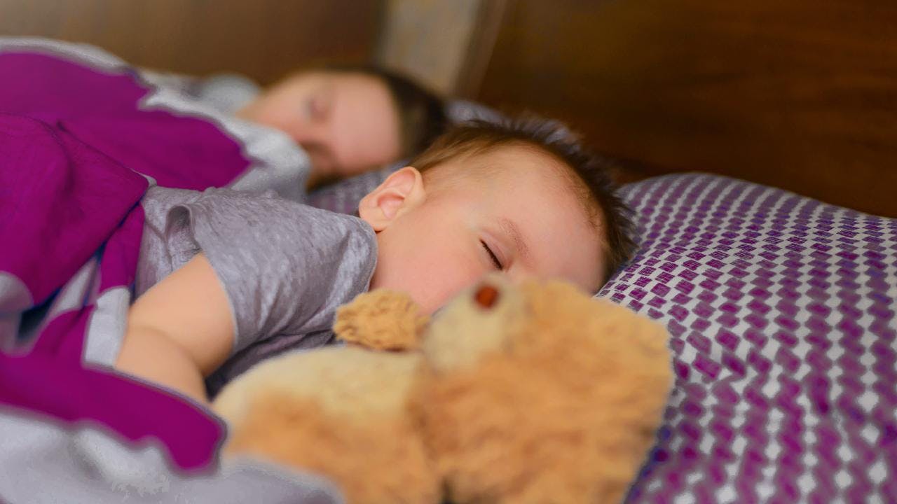 El enemigo puede estar en tu colchón: Estudio advierte peligrosas sustancias químicas que afectan más a los niños al dormir