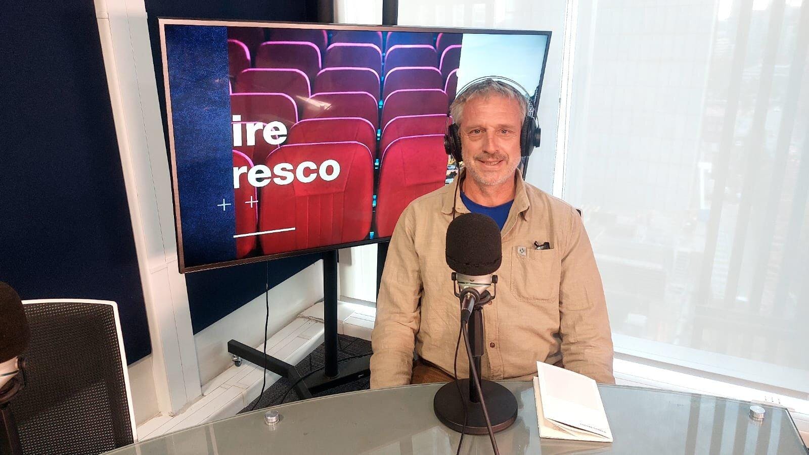 Cristián Velasco sobre la obra “Hay pan”: “Es una instalación. Se compone de una obra anterior que es la performance que yo desarrollé en la calle donde yo regalaba panes impresos con palabra