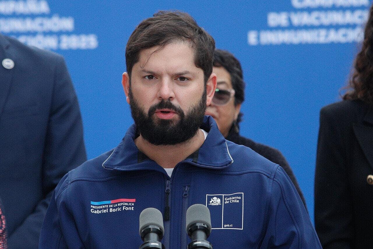 Presidente Boric participa de campaña de vacunación y lanza dardos a Johannes Kaiser y grupos conspiracionales: “Ni la tierra es plana, ni las vacunas son inseguras”