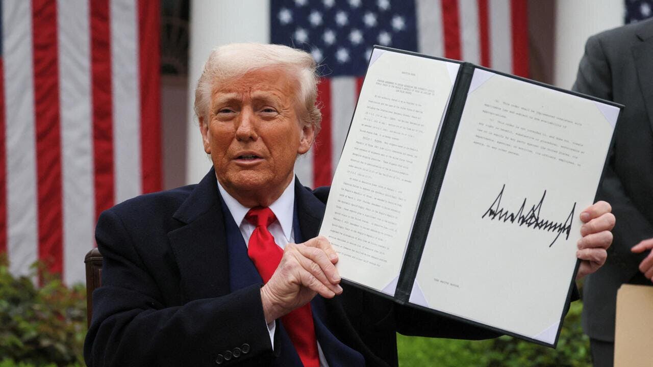 “Me gusta ducharme bien”: Trump firma decreto para aumentar la presión del agua